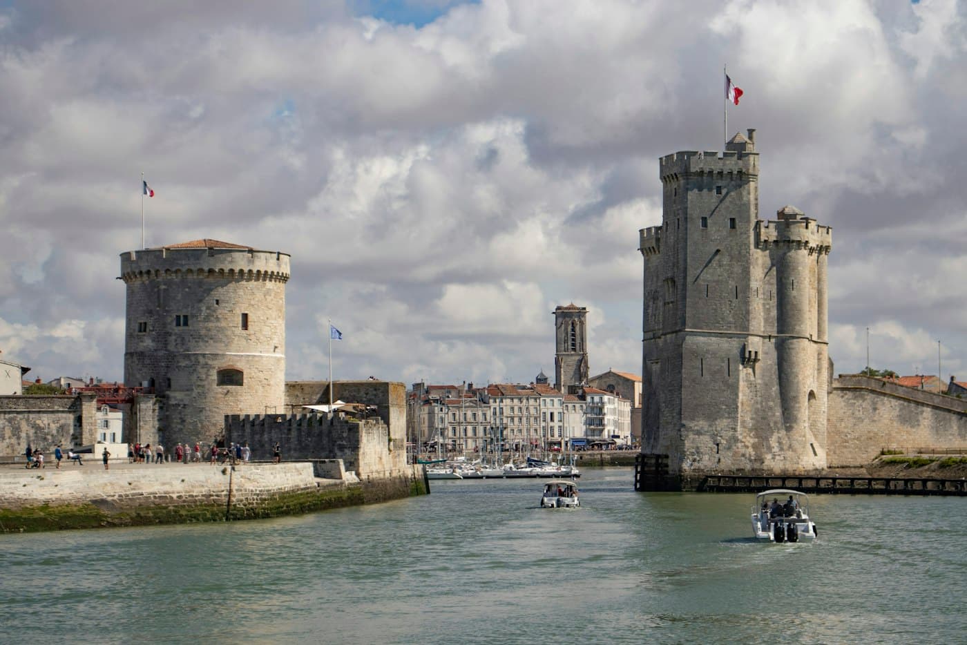 Les tours du Vieux-Port de La Rochelle vues de la mer