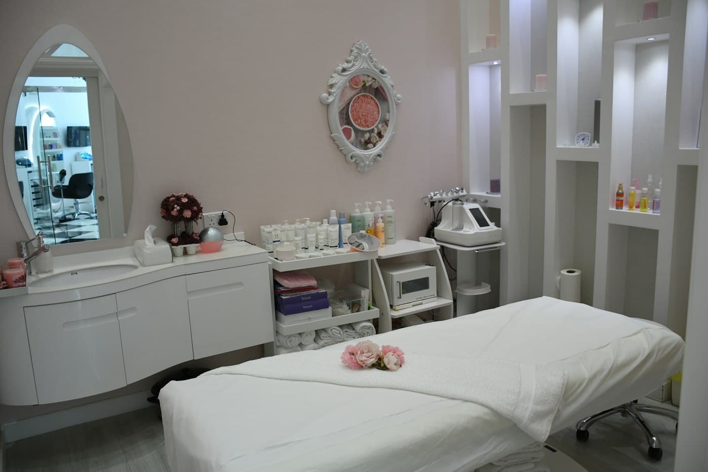 Table de massage dressée dans une pièce claire