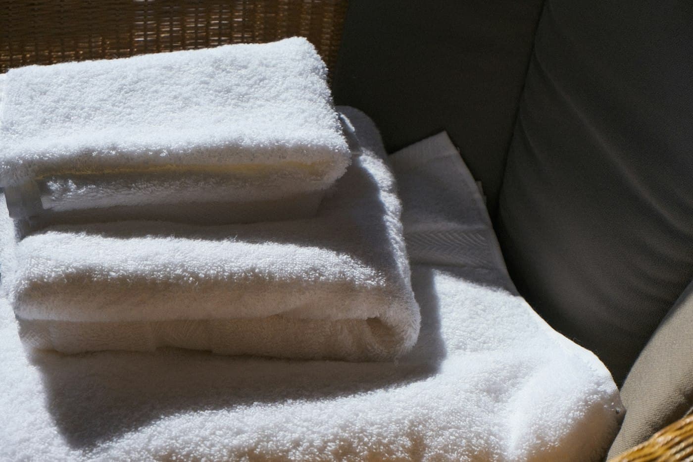Pile de serviettes blanches pliées