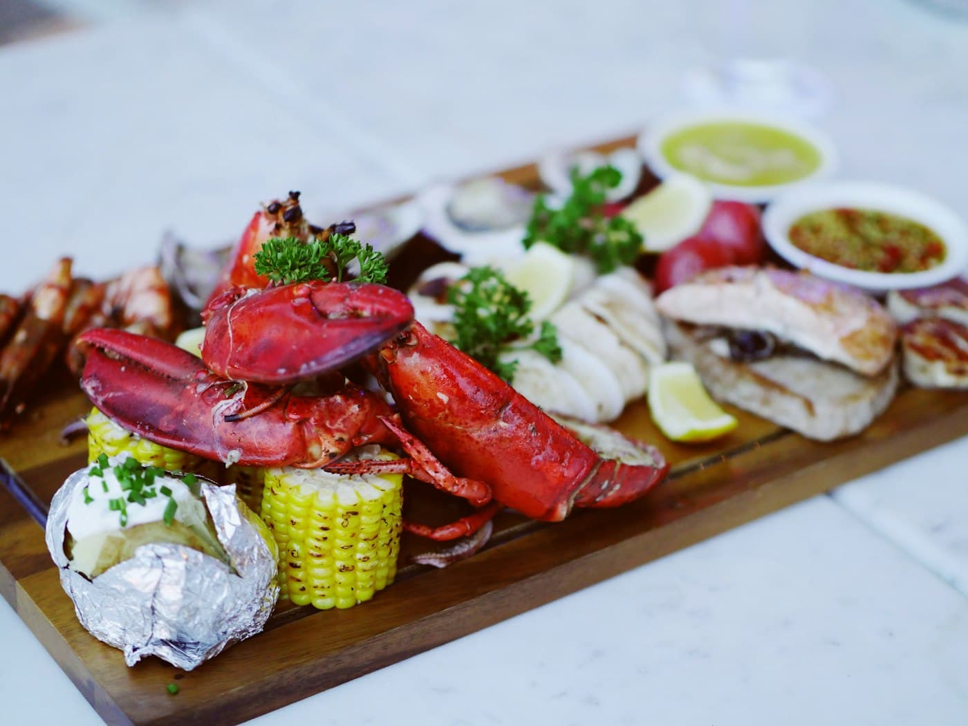 Plateau de fruits de mer avec homard et citron